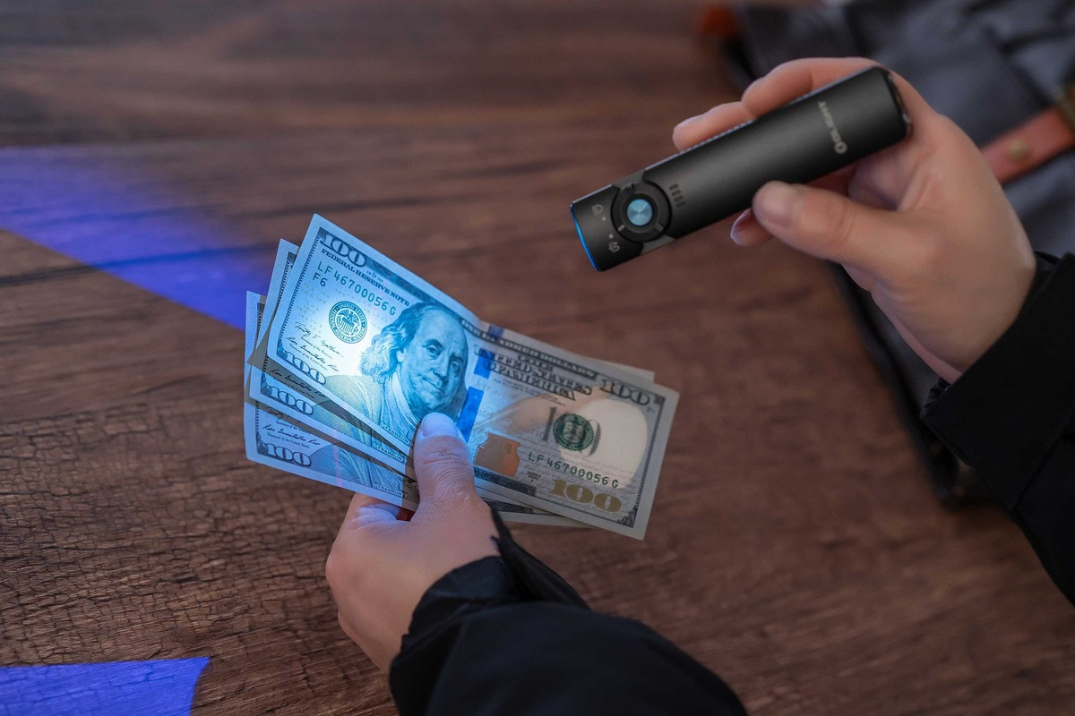 Đèn pin chiếu tia UV là gì? Ứng dụng của đèn pin tia cực tím